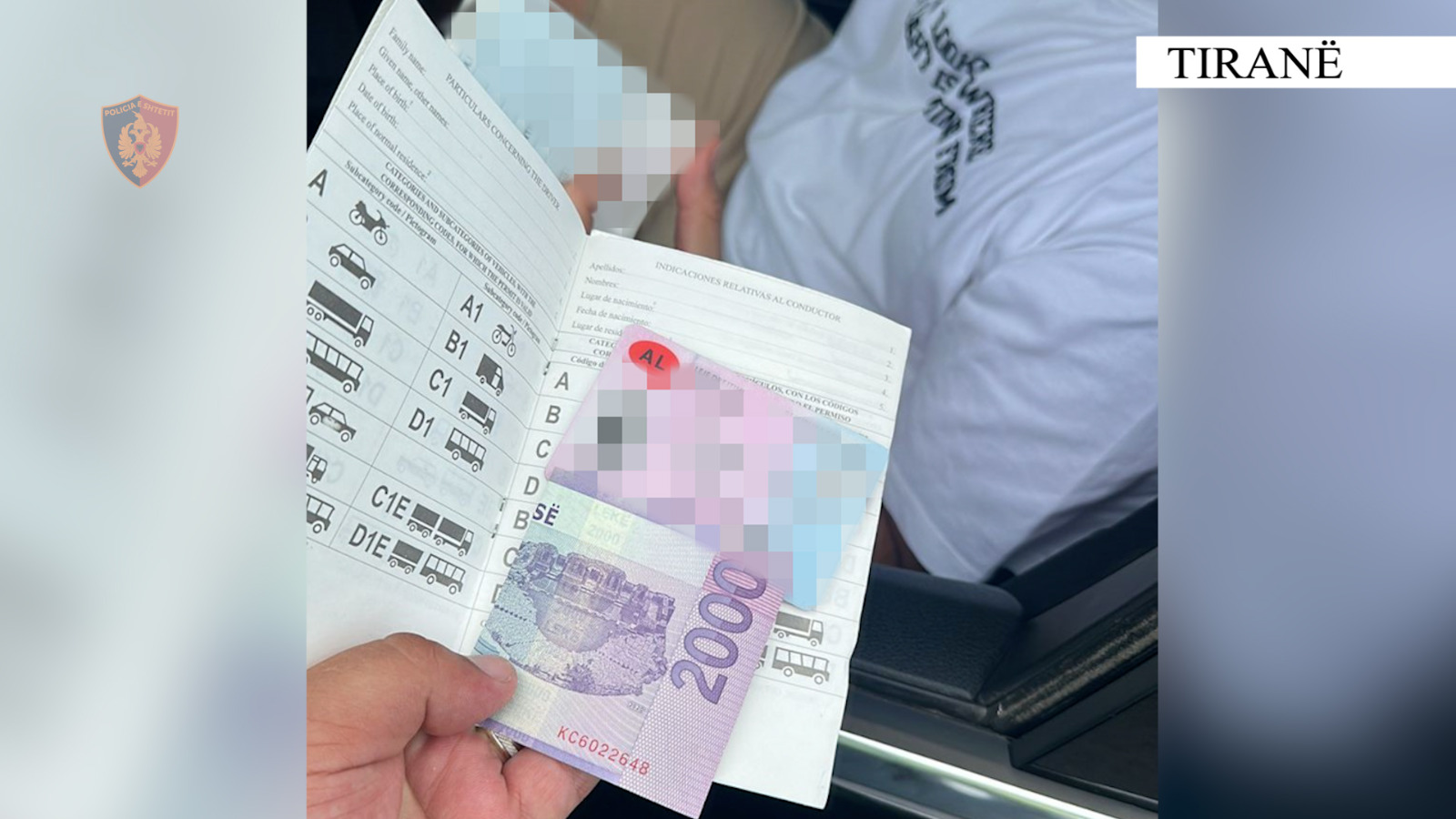 Shoferi tenton të korruptojë policët pasi lëvizte me makinë me xhama të errësuar