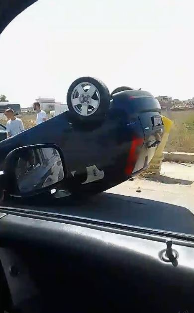 Aksident te kthesa e Fllakës në Durrës, përmbyset makina (VIDEO)