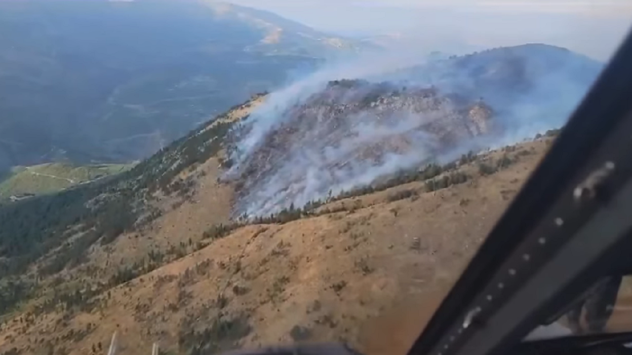 Përfshihet nga flakët Parku i Lurës! Nisen për shuarjen e zjarrit Forcat Ajrore (VIDEO)