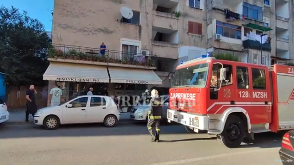 Përfshihet nga flakët një apartament pranë Drejtorisë së Policisë Durrës (VIDEO)