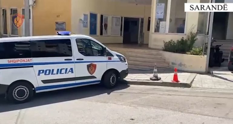 Sherr mes të rinjve, plagoset me thikë 21-vjeçari, arrestohet autori