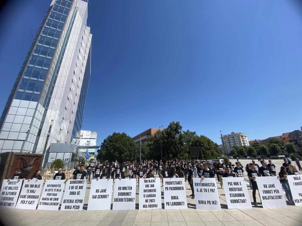 “Ktyne nuk ua nin për neve”, të rinjtë e PDK-së protestë para Qeverisë