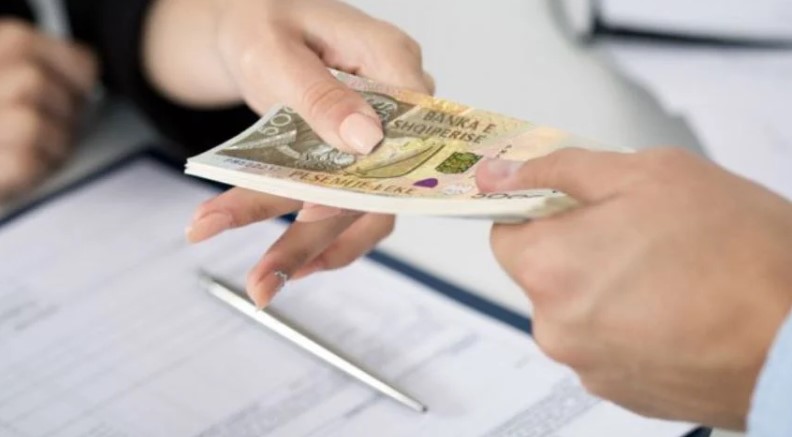 “Jam kryebashkiaku i Vlorës, më duhen 35 mijë euro”/ Skema e mashtrimit e Florian Gjergjit, të arrestuarit prezantoheshin si zyrtarë të lartë