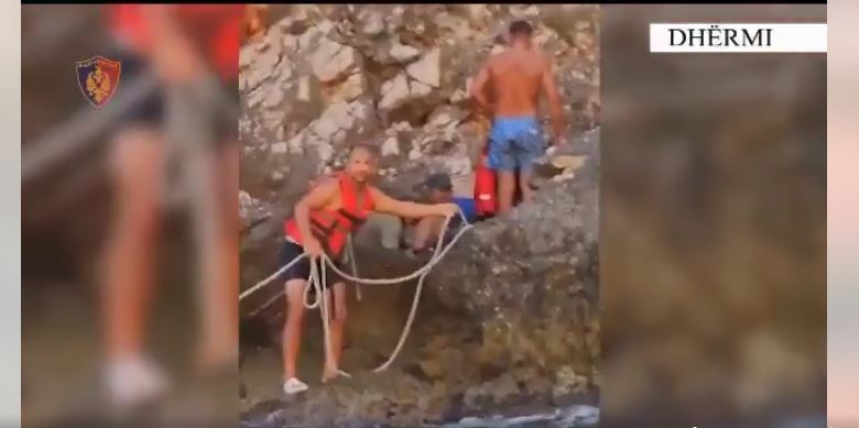 Bie mbi shkëmbinj te “Shpella e Piratëve” në Dhërmi, policia shpëton turistin 19-vjeçar (VIDEO)
