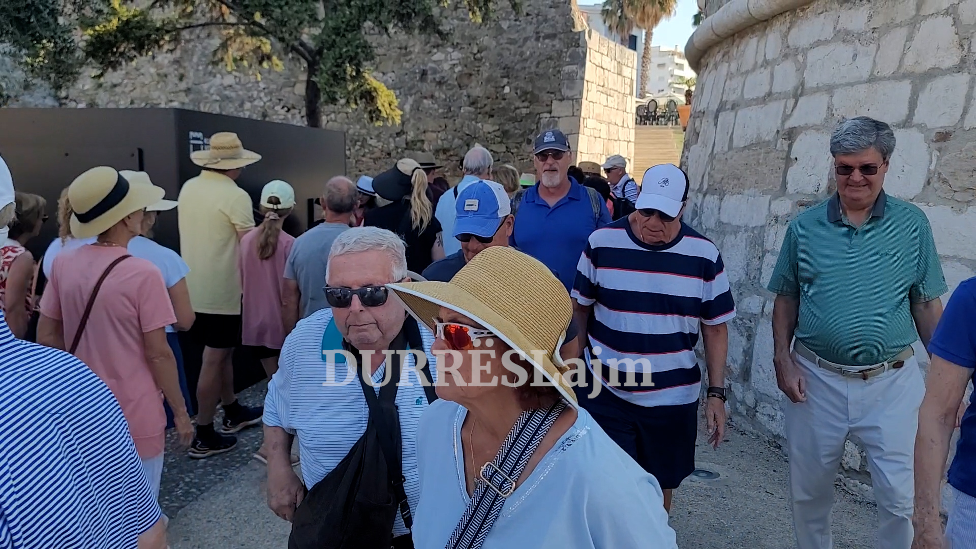 Turistë nga Kanadaja dhe Australia vizitojnë Durrësin, premtimi që bëjnë për vitin e ardhshëm (VIDEO)