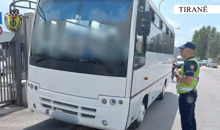 Drejtonte autobusin plot me pasagjerë duke përdorur telefonin, gjobitet shoferi