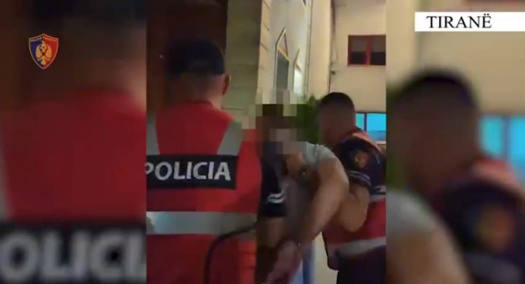 EMRI/ Lëvizte me pistoletë, gati për qitje, arrestohet 44-vjeçari (VIDEO)