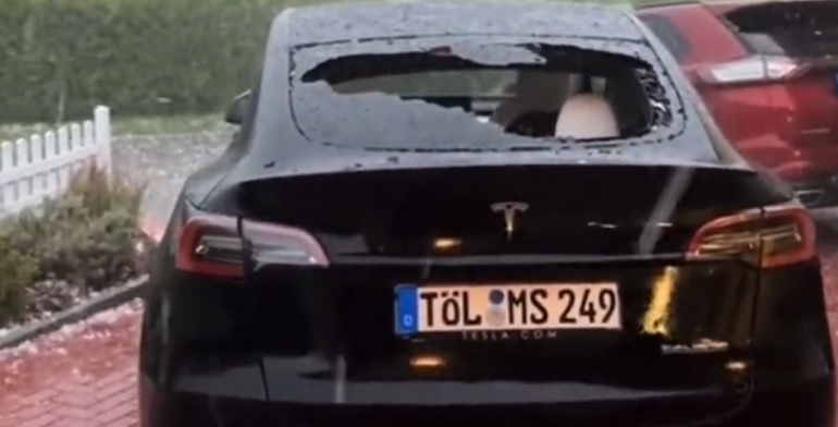 Video/ Breshëri thyen xhamin e një makine Tesla në Zvicër