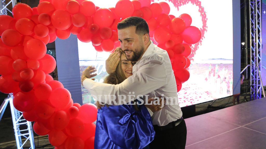 Durrës, kush janë dy të rinjtë që emocionuan gjithë të pranishmit me propozimin për martesë (FOTO &#038; VIDEO)