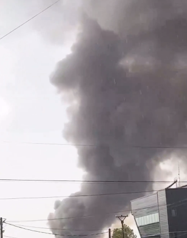 VIDEO/ Zjarr në një servis makinash në Durrës, tymi mbulon lagjen