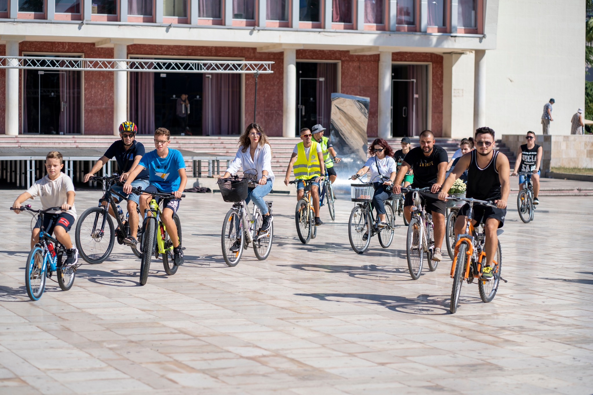 “Pedaloni dhe kurseni energji”, organizohet pedalimi me biçikleta në Durrës (FOTO)