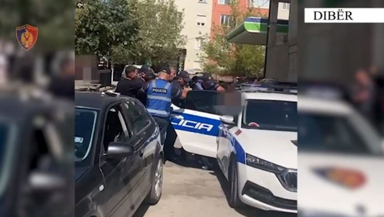 “Tempulli” procedon edhe një 19-vjeçar, tentoi të shiste drogë në afërsi të një shkolle (Emri)