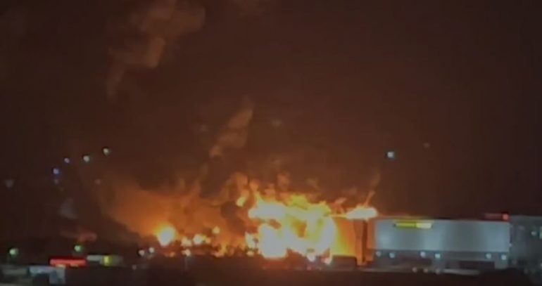 Zjarr i madh në autostradën Tiranë-Durrës, Ministria e Brendshme apel qytetarëve: Shmangni kalimin në këtë aks (VIDEO)