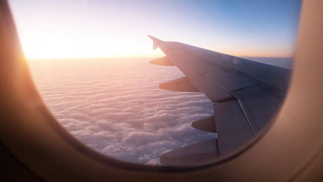 Dieta e fluturimit &#8211; Ushqimet që nuk duhet të konsumoni para se të udhëtoni me avion