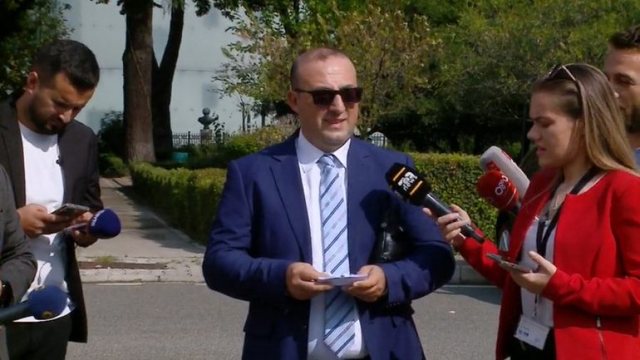 Deputeti me brisqe rroje në Parlament: Kam sjellë një kit kirurgjikal për &#8216;synetllëk’, ia solla qeverisë t’i sterilizojë