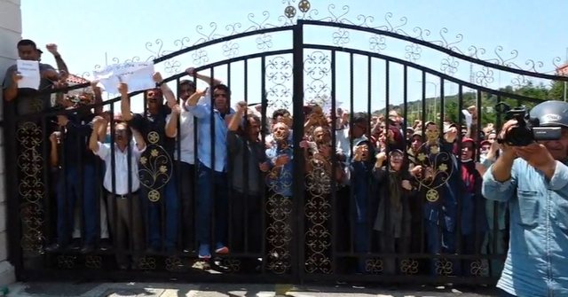 Muxhahedini arratiset nga kampi i Manzës dhe shkon në komisariat. Drejtuesit e kampit tentojnë ta rikthejnë me dhunë