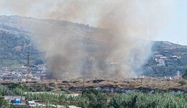 Përfshihet nga flakët fusha e mbetjeve urbane në Lushnje, qyteti “pushtohet” nga tymi