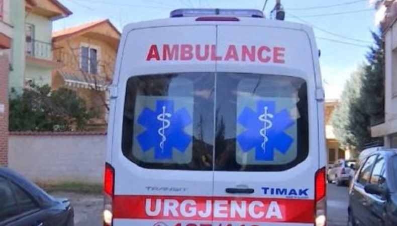 Aksident rrugor, makina përplas 74-vjeçarin