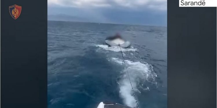 Rrezikonte të mbytej pasi iu përmbys gomonia në mes të detit, shpëtohet turisti