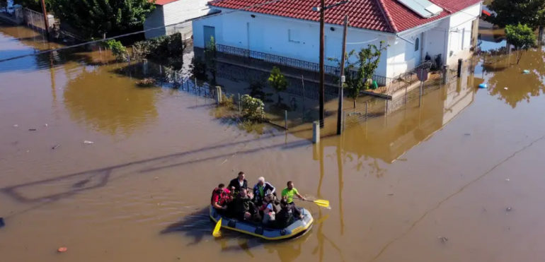 Përmbytjet në Greqi, qindra të evakuuar, vazhdon puna e emergjencave