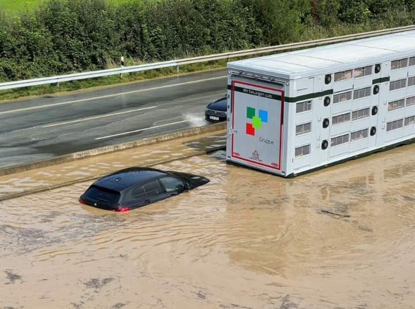 Përmbytet “Gjermania”, makinat zhyten në ujë në autostradë