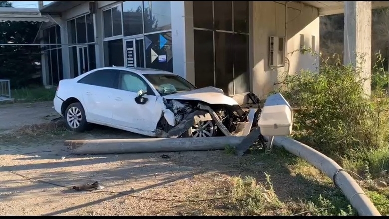 Audi del nga rruga dhe shkul nga vendi shtyllën elektrike, tre të plagosur