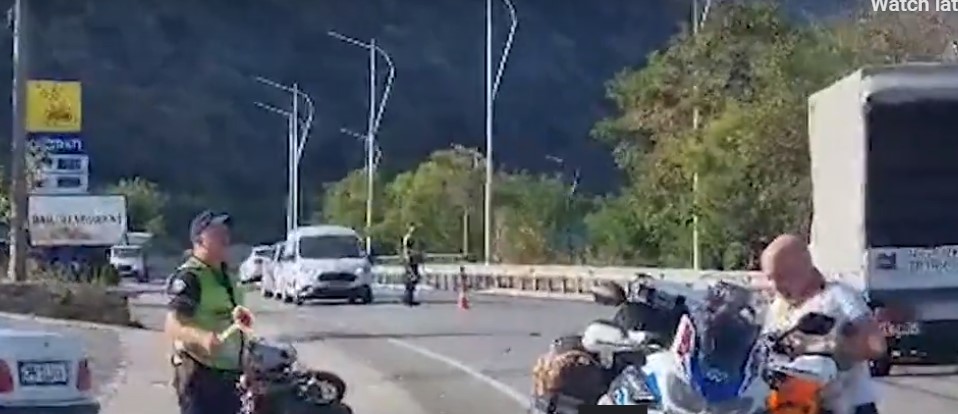 Aksident rrugor, motori me turistë përplaset me kamionçinë