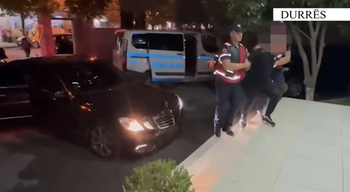VIDEO/ I vodhën 7.4 mln lekë mall një personi, arrestohen 2 të rinjtë në Durrës (EMRAT)