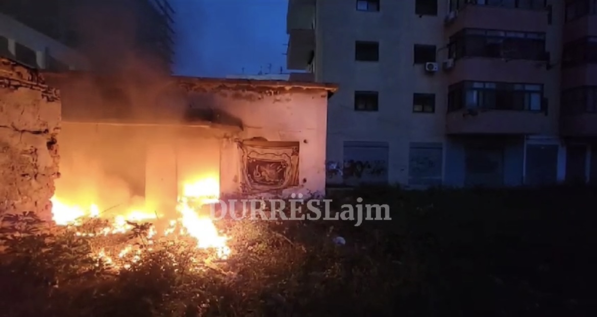 Shkrumbohet një banesë në Durrës, dyshohet se zjarri ishte i qëllimshëm, detajet e para (VIDEO)
