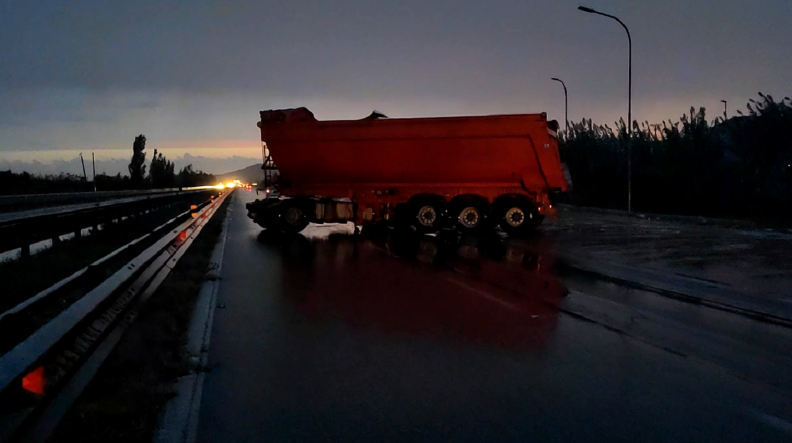 Furgoni i pret rrugën, kamioni përplaset me trafikndarësen, bllokohet autostrada Lushnjë-Fier