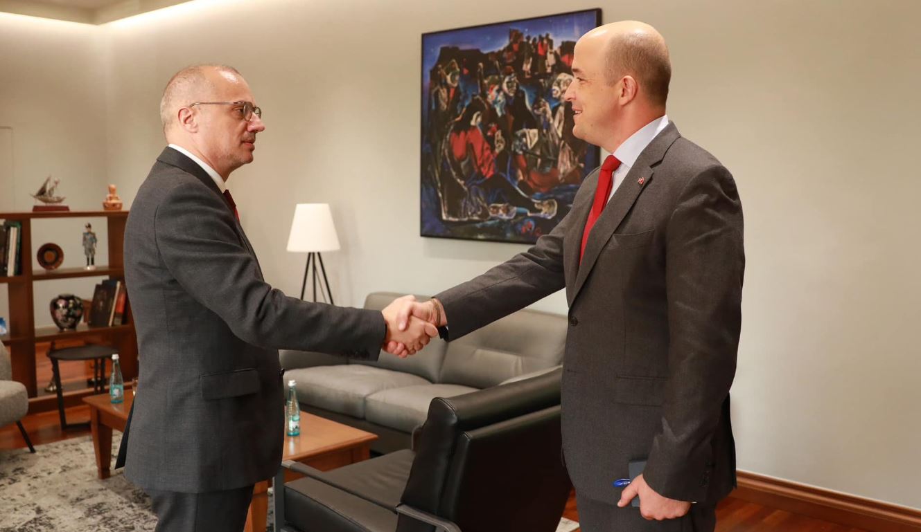I Ngarkuari me Punë i Ambasadës së SHBA-së takim me ministrin Hasani, diskutime për Kosovën dhe rolin e vendit në OKB