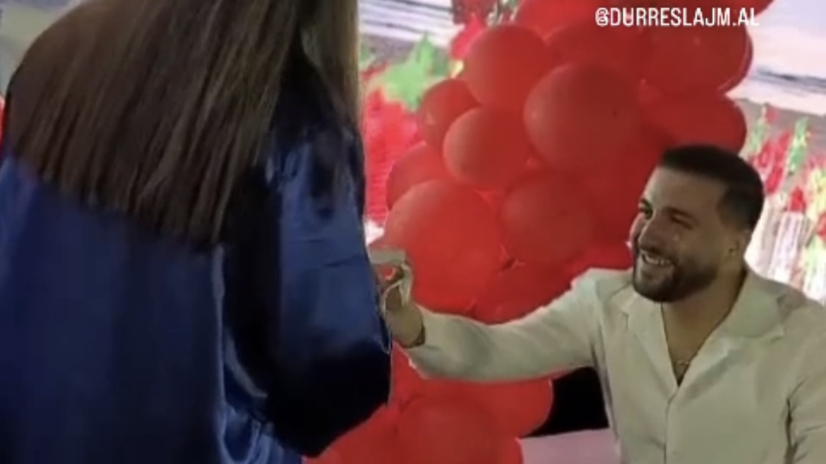 Video virale/ I riu propozon për martesë të dashurën në ceremoninë e diplomimit të UAMD-së