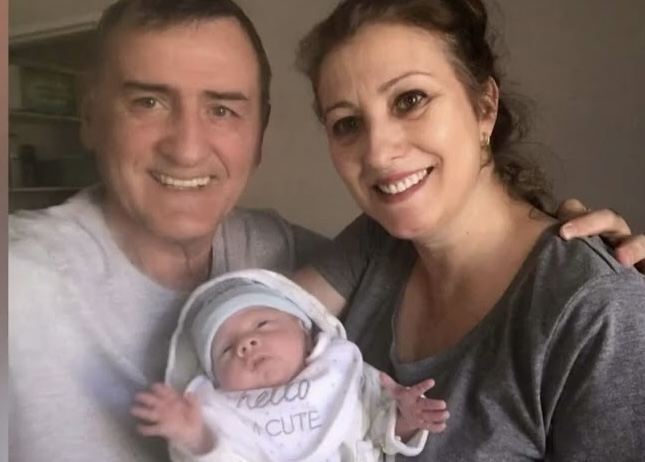 U bë baba 59 vjeç, flet mjeku shqiptar në SHBA: Gruaja e parë nuk donte fëmijë