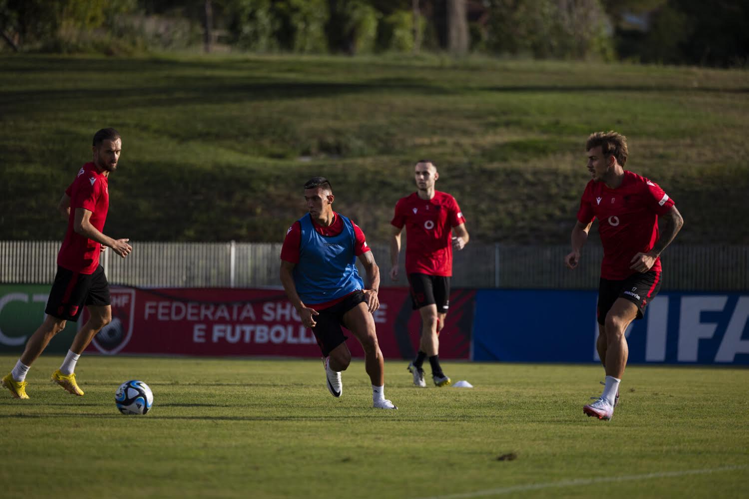 Kuqezinjtë zbresin në fushë, Sylvinho humbet “muskujt” në mesfushë! Një lojtar largohet, një tjetër në pikëpyetje