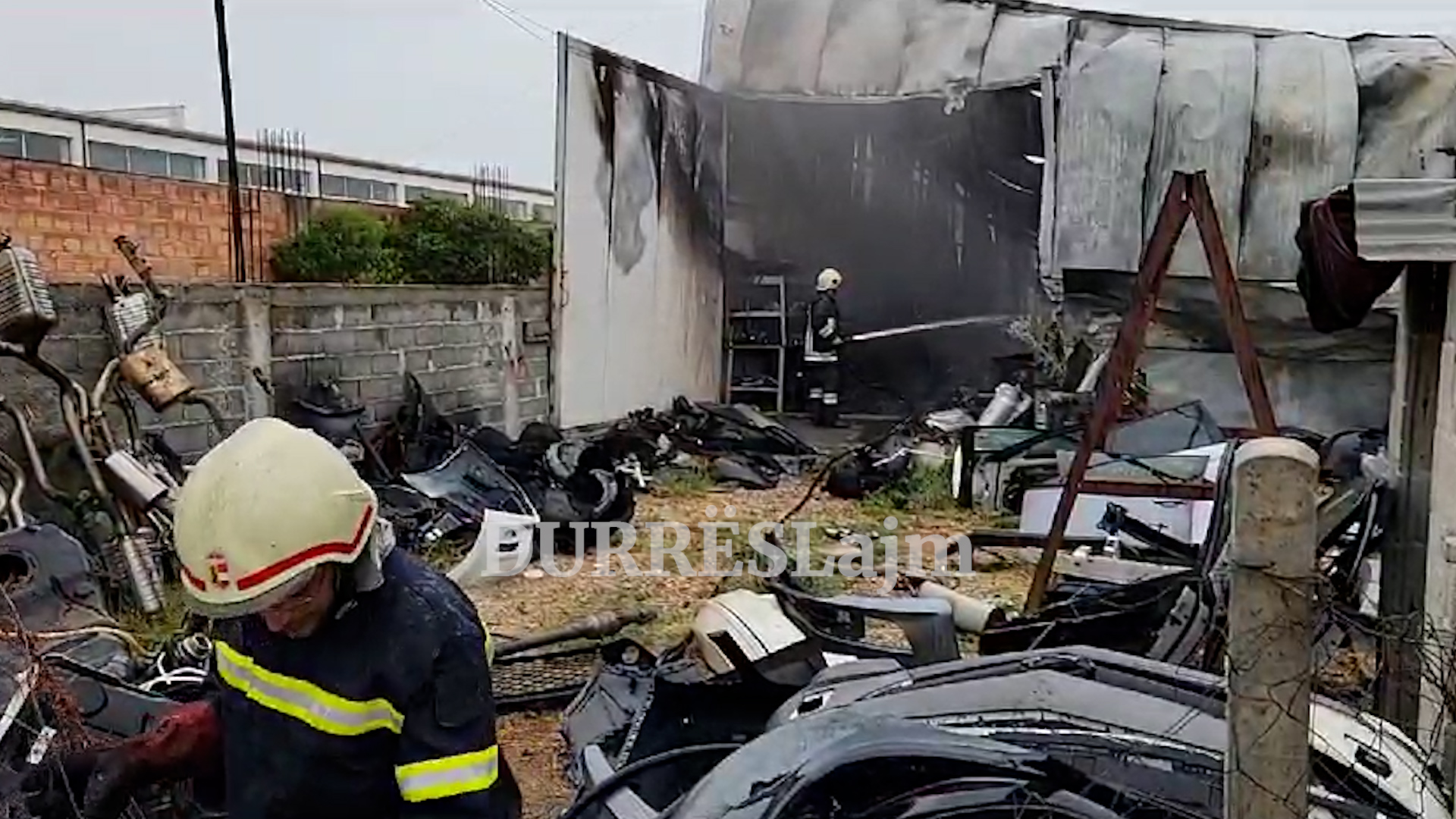 Dëme të shumta materiale në varrezën e makinave në Xhafzotaj, 4 zjarrfikëse për shuarjen e flakëve (FOTO & VIDEO)