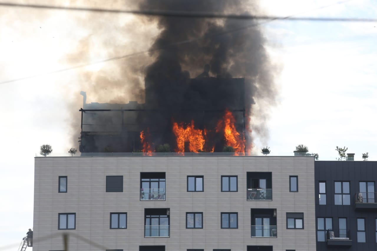 Zbulohet shkaku i zjarrit të pallatit në Tiranë, drejtori i Shërbimit Zjarrfikës: Flakët nisën nga…