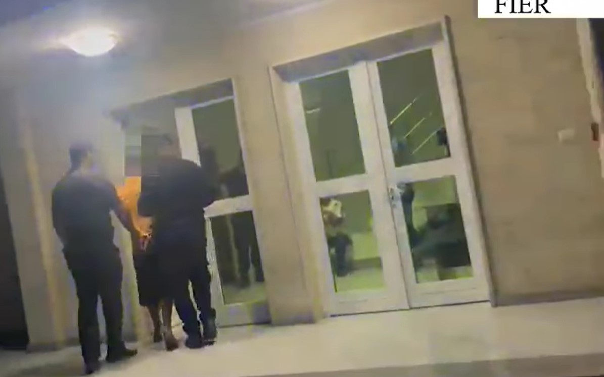 Vodhi 23 mijë Euro në banesën e një të arrestuari, pranga 48-vjeçarit dhe procedim penal për të bijën si bashkëpunëtore