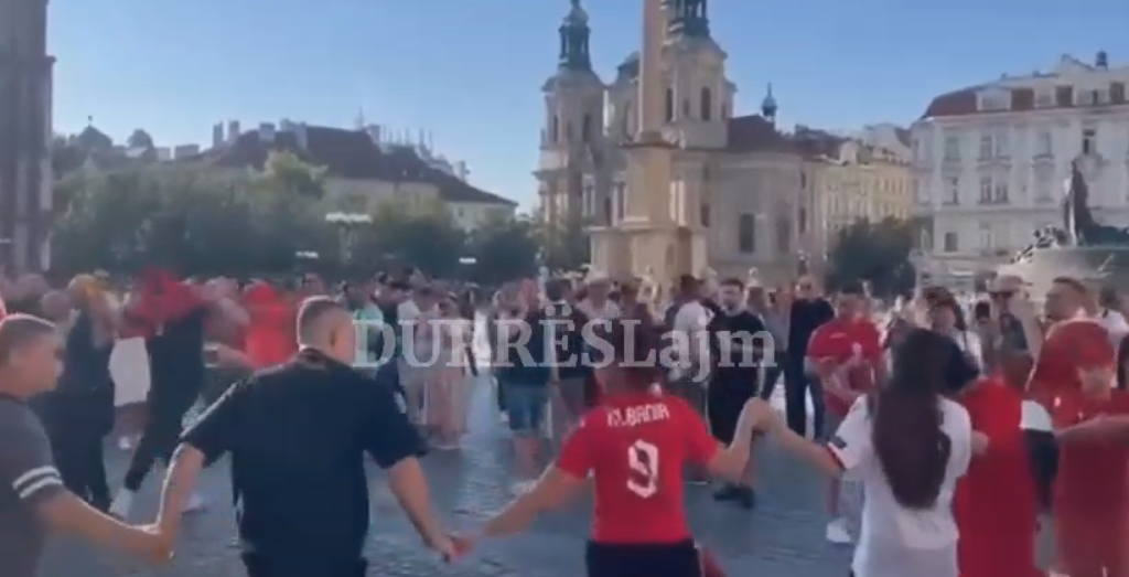 Pamjet virale nga Praga, tifozët kuqezi ia marrin valles në prag të ndeshjes Shqipëri-Çeki (VIDEO)