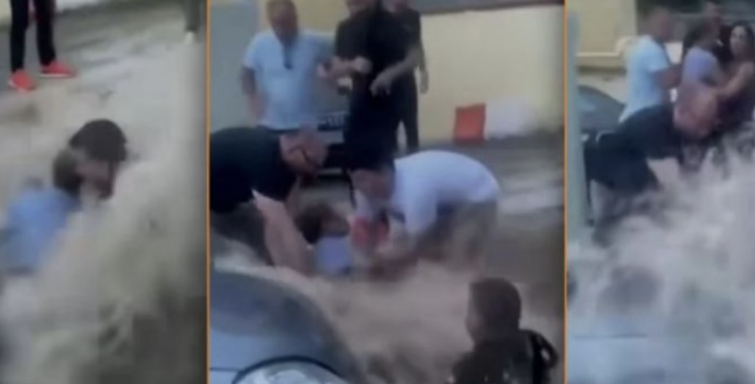 Momente të frikshme gjatë përmbytjes në Greqi, uji i rrëmbyer merr para një person (VIDEO)