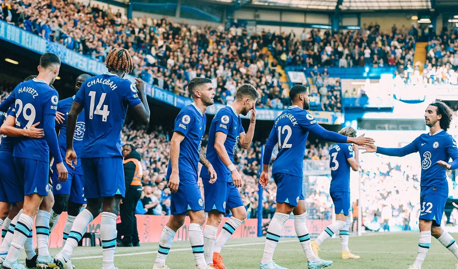 Pronarët e Chelseat duan të përgjysmojnë shpenzimet e pagave në ekip