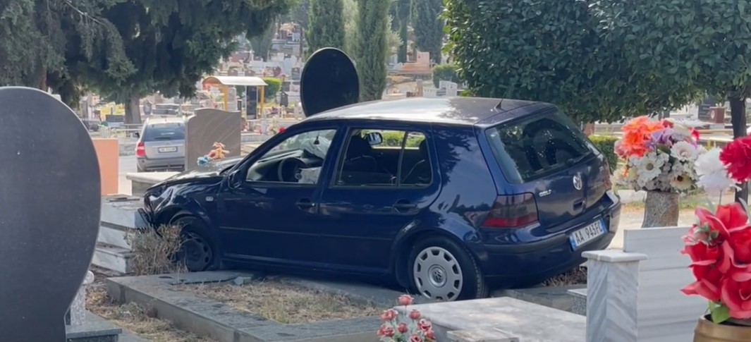 Aksident i pazakontë, makina përplaset me varrezat e qytetit