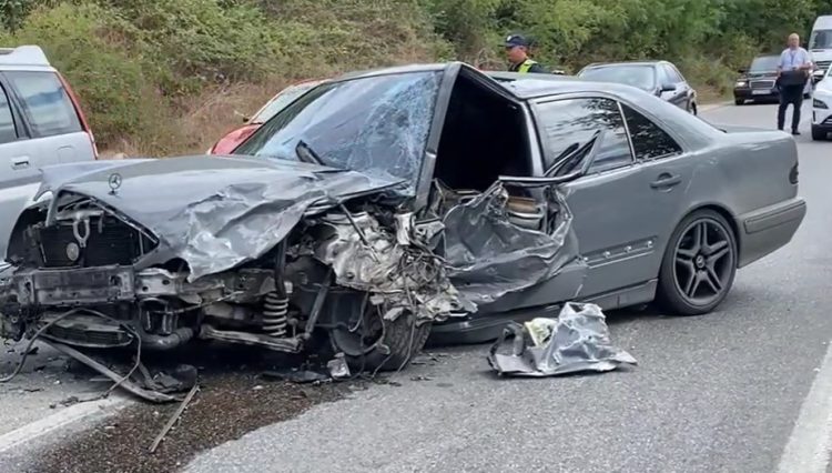 “Benzi” përplaset me furgonin, dy të plagosur