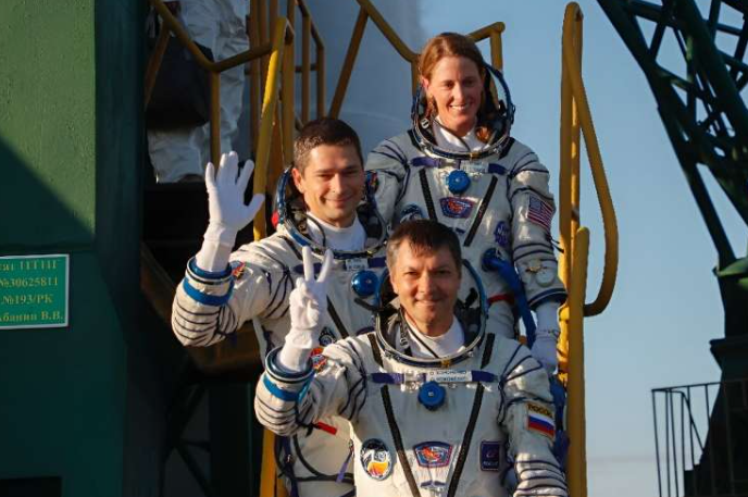 Dy rusë dhe një amerikan arrijnë në Stacionin Ndërkombëtar Hapësinor