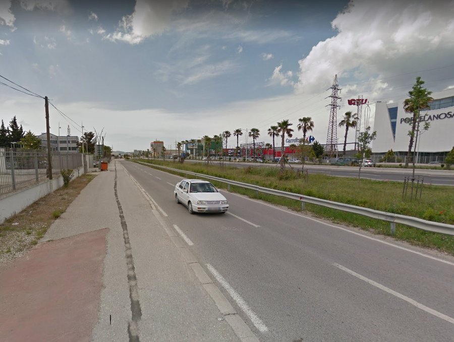 Makina përplas për vdekje 35-vjeçaren në rrugën dytësore Tiranë-Durrës