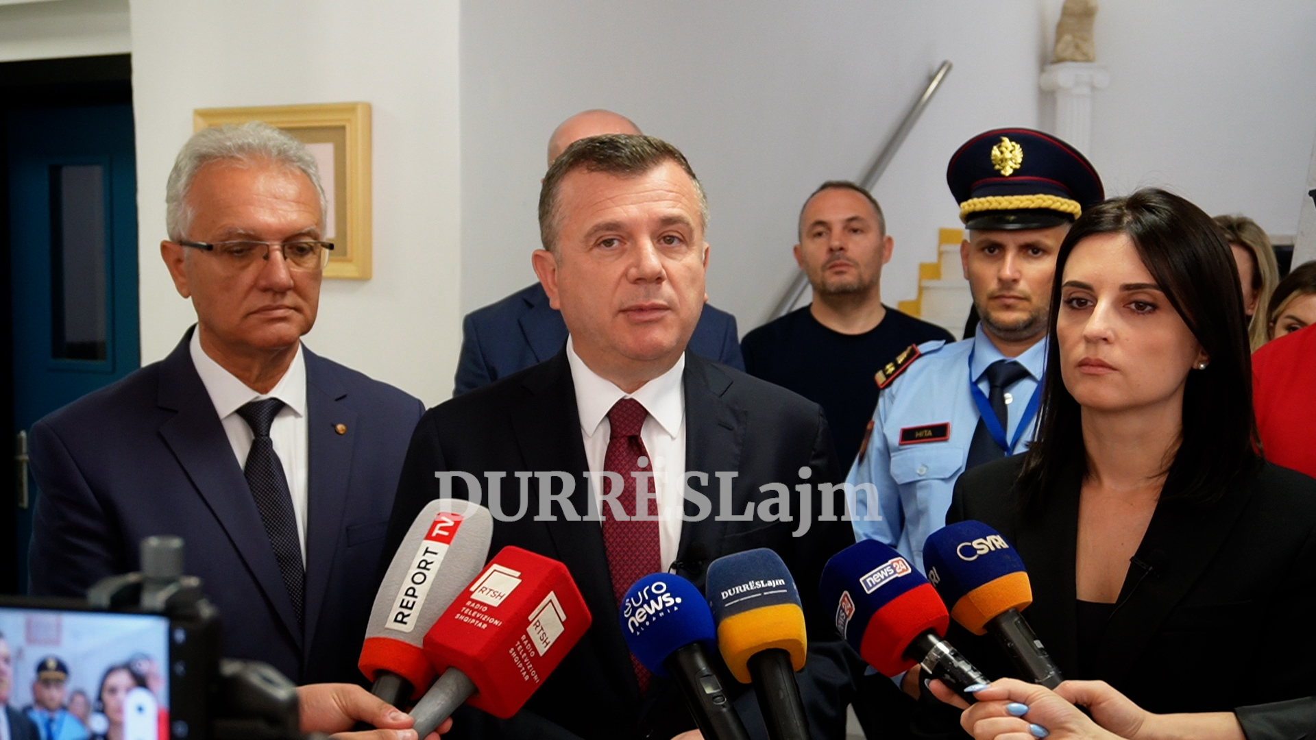 Ministri Balla me “dorë të hekurt” nga Durrësi, paralajmëron dyfishim dënimi për disa vepra penale brenda perimetrit të sigurisë në shkolla (VIDEO)