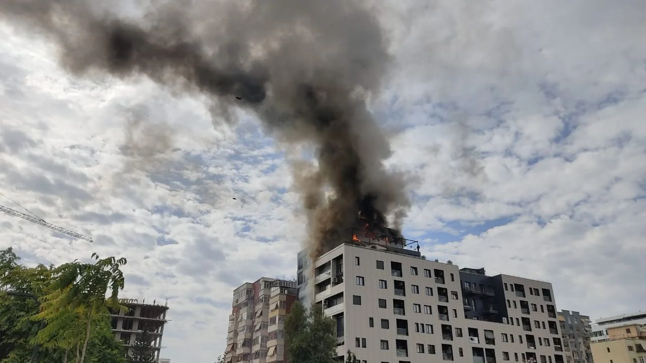 Zjarr në katin e fundit të një pallati në kryeqytet, flakët përfshijnë disa apartamente