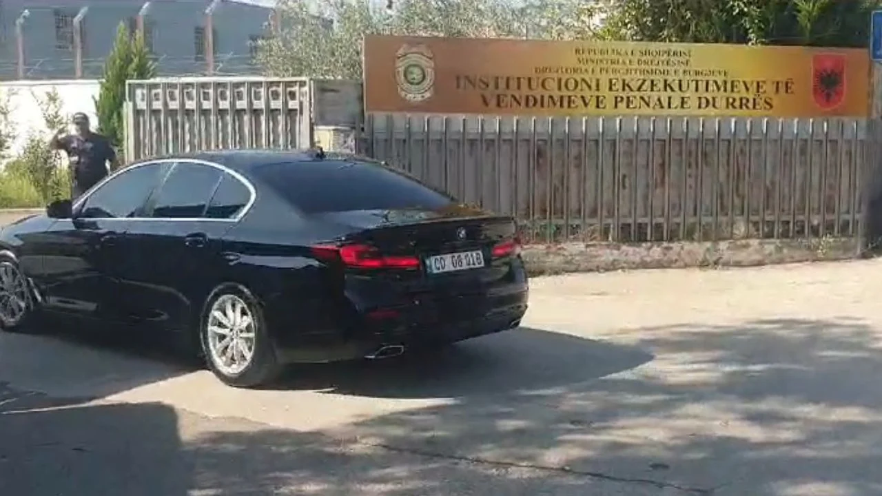 Ministri grek takon Fredi Belerin në burgun e Durrësit