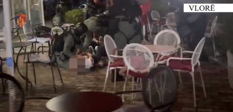 Momentet e arrestimit të 2 personave me armën gati për qitje, dyshohet se do të vrisnin një person (VIDEO)