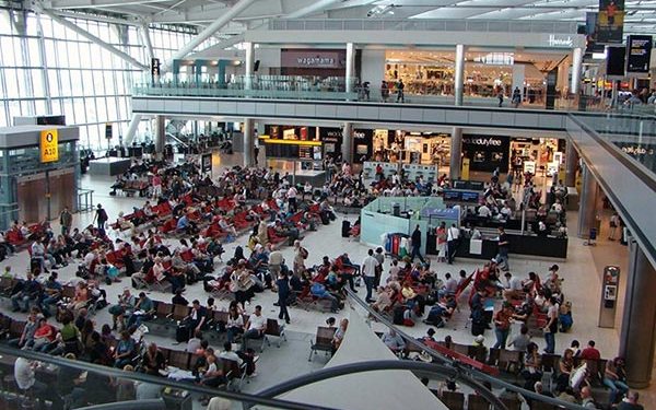 Kontrolle dhe vonesa në aeroportet britanike, 21-vjeçari i dyshuar për terrorizëm arratiset nga burgu