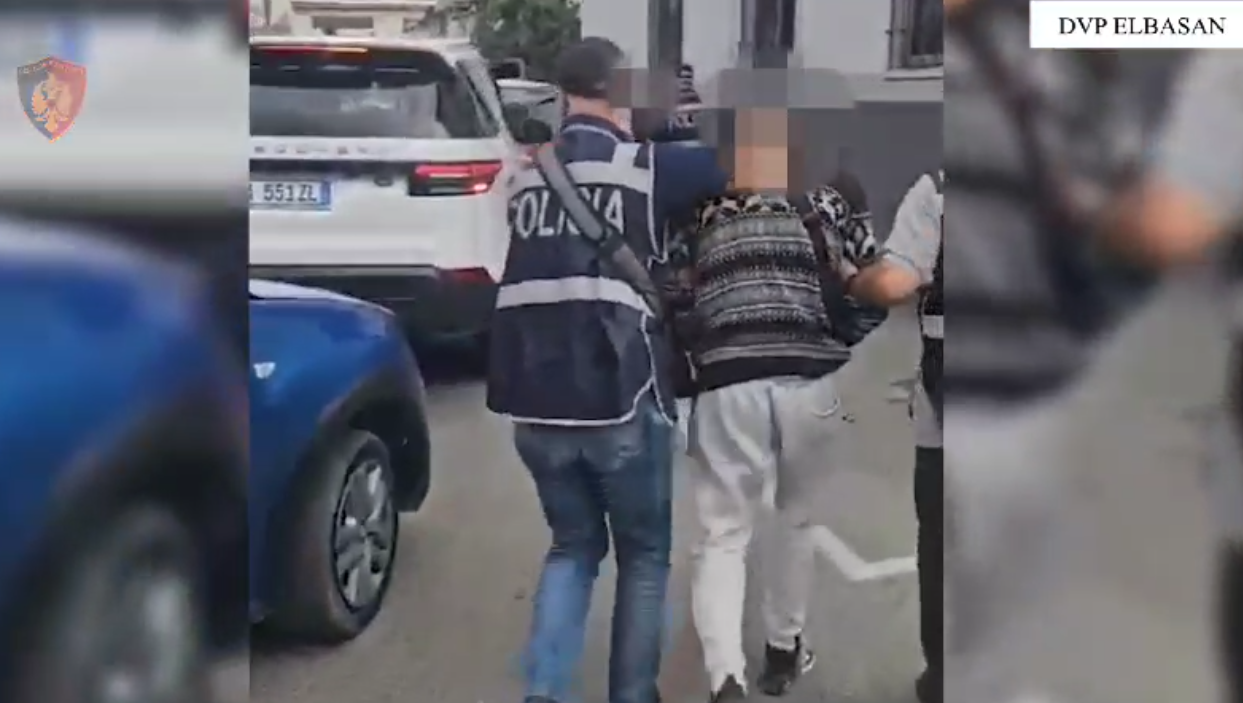 Kishte fshehur kallashnikovin në bagazhin e makinës, arrestohet 37-vjeçari